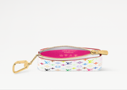 Louis Vuitton x Takashi Murakami Key Pouch Multicolor White en toile Monogram Multicolore blanche avec garnitures en cuir naturel, fermeture zippée, mousqueton et finitions métalliques dorées.