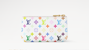 Louis Vuitton x Takashi Murakami Key Pouch Multicolor White en toile Monogram Multicolore blanche avec garnitures en cuir naturel, fermeture zippée, mousqueton et finitions métalliques dorées.
