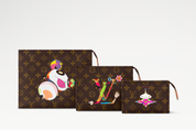 Louis Vuitton x Takashi Murakami Trio Toiletry Pouch Monogram composé de trois pochettes en toile Monogram Multicolore avec garnitures en cuir naturel, fermetures zippées et finitions métalliques dorées.