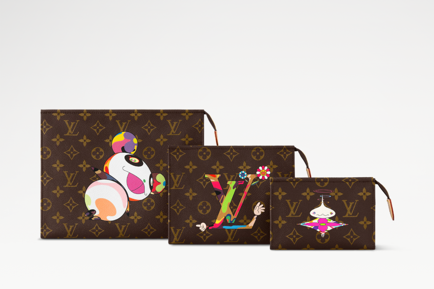 Louis Vuitton x Takashi Murakami Trio Toiletry Pouch Monogram composé de trois pochettes en toile Monogram Multicolore avec garnitures en cuir naturel, fermetures zippées et finitions métalliques dorées.