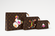 Louis Vuitton x Takashi Murakami Trio Toiletry Pouch Monogram composé de trois pochettes en toile Monogram Multicolore avec garnitures en cuir naturel, fermetures zippées et finitions métalliques dorées.