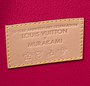 Louis Vuitton x Takashi Murakami Trio Toiletry Pouch Monogram composé de trois pochettes en toile Monogram Multicolore avec garnitures en cuir naturel, fermetures zippées et finitions métalliques dorées.