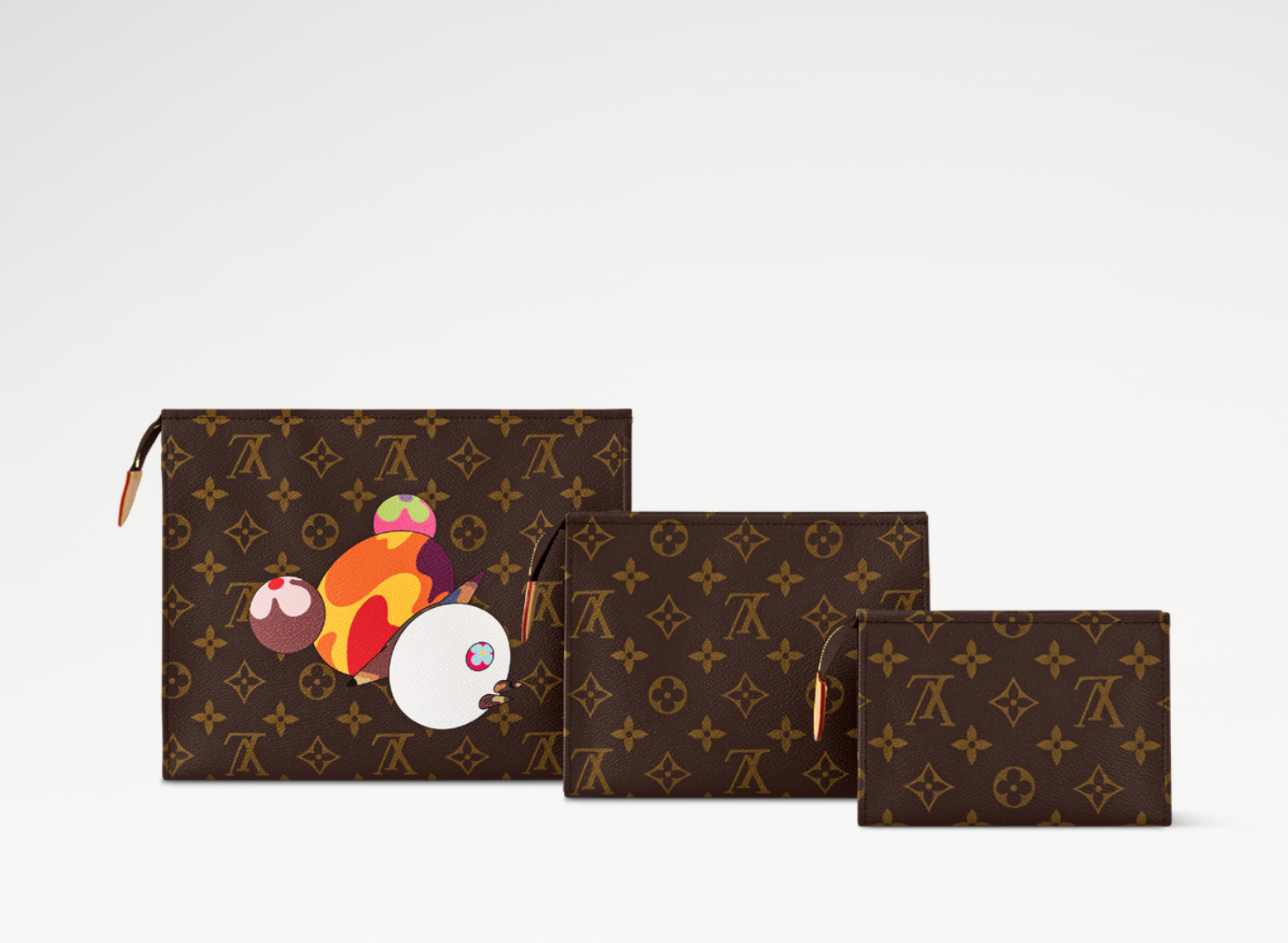 Louis Vuitton x Takashi Murakami Trio Toiletry Pouch Monogram composé de trois pochettes en toile Monogram Multicolore avec garnitures en cuir naturel, fermetures zippées et finitions métalliques dorées.