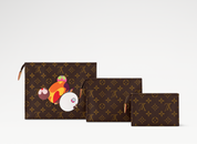 Louis Vuitton x Takashi Murakami Trio Toiletry Pouch Monogram composé de trois pochettes en toile Monogram Multicolore avec garnitures en cuir naturel, fermetures zippées et finitions métalliques dorées.