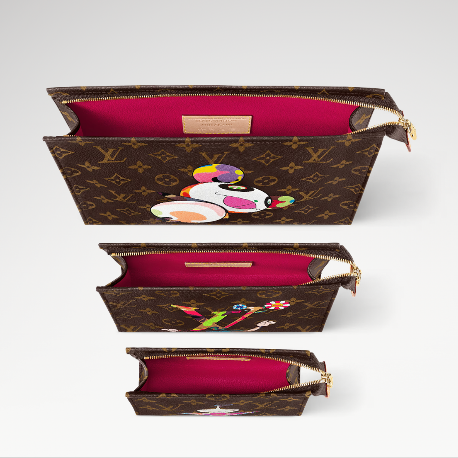Louis Vuitton x Takashi Murakami Trio Toiletry Pouch Monogram composé de trois pochettes en toile Monogram Multicolore avec garnitures en cuir naturel, fermetures zippées et finitions métalliques dorées.