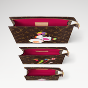 Louis Vuitton x Takashi Murakami Trio Toiletry Pouch Monogram composé de trois pochettes en toile Monogram Multicolore avec garnitures en cuir naturel, fermetures zippées et finitions métalliques dorées.
