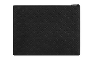 Louis Vuitton A4 Pouch en cuir Taurillon grainé avec finitions métalliques noires et silhouette rectangulaire fine au format A4.