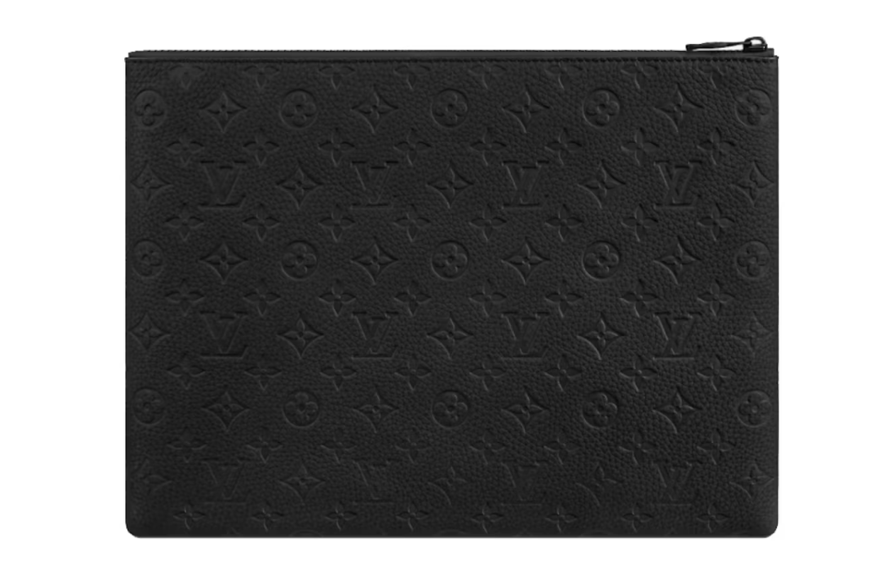 Louis Vuitton A4 Pouch en cuir Taurillon grainé avec finitions métalliques noires et silhouette rectangulaire fine au format A4.