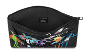 Louis Vuitton A4 Pouch en cuir Taurillon grainé avec finitions métalliques noires et silhouette rectangulaire fine au format A4.