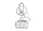 Louis Vuitton Blown Up Figurine Key Holder And Bag Charm Silver en métal argenté brillant avec figurine sculpturale et système d’attache.