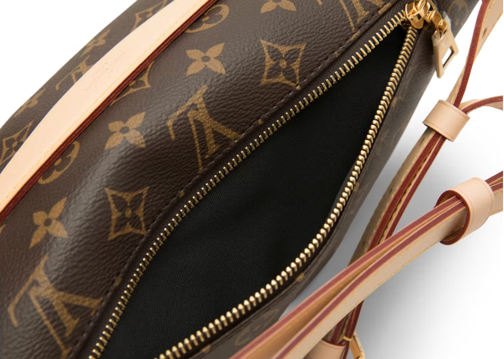 Louis Vuitton Bumbag Monogram Brown en toile Monogram marron avec détails en cuir naturel, zips dorés et sangle réglable.