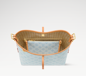Louis Vuitton CarryAll PM, sac hobo en toile Monogram marron avec garnitures en cuir naturel, bandoulière ajustable et détails dorés.