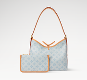 Louis Vuitton CarryAll PM, sac hobo en toile Monogram marron avec garnitures en cuir naturel, bandoulière ajustable et détails dorés.