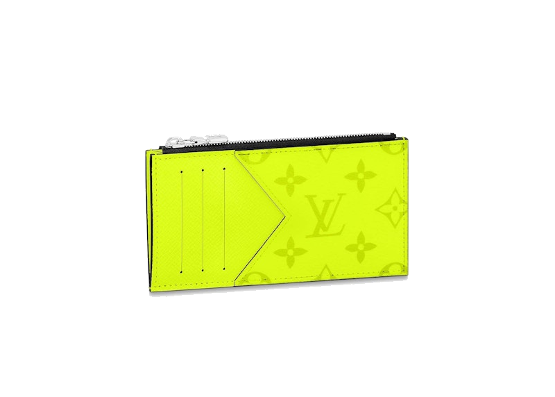 Louis Vuitton Coin Card Holder Neon Yellow en toile Monogram et cuir Taïga jaune néon avec fermeture zippée argentée vu de profil. 
