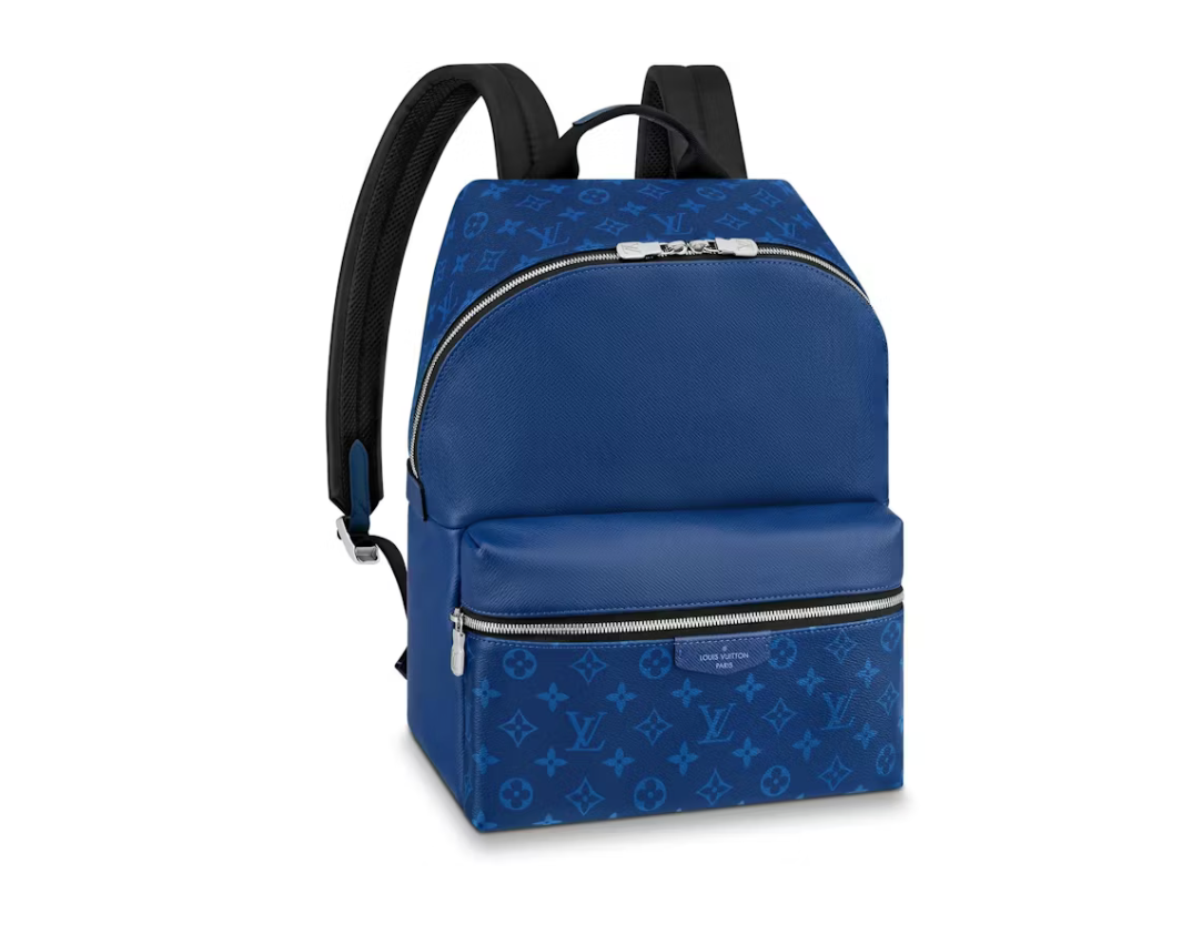 Louis Vuitton Discovery Backpack Monogram Pacific Taiga PM Blue en cuir Taïga bleu et toile Monogram avec finitions métalliques argentées.