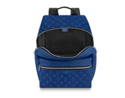 Louis Vuitton Discovery Backpack Monogram Pacific Taiga PM Blue en cuir Taïga bleu et toile Monogram avec finitions métalliques argentées.