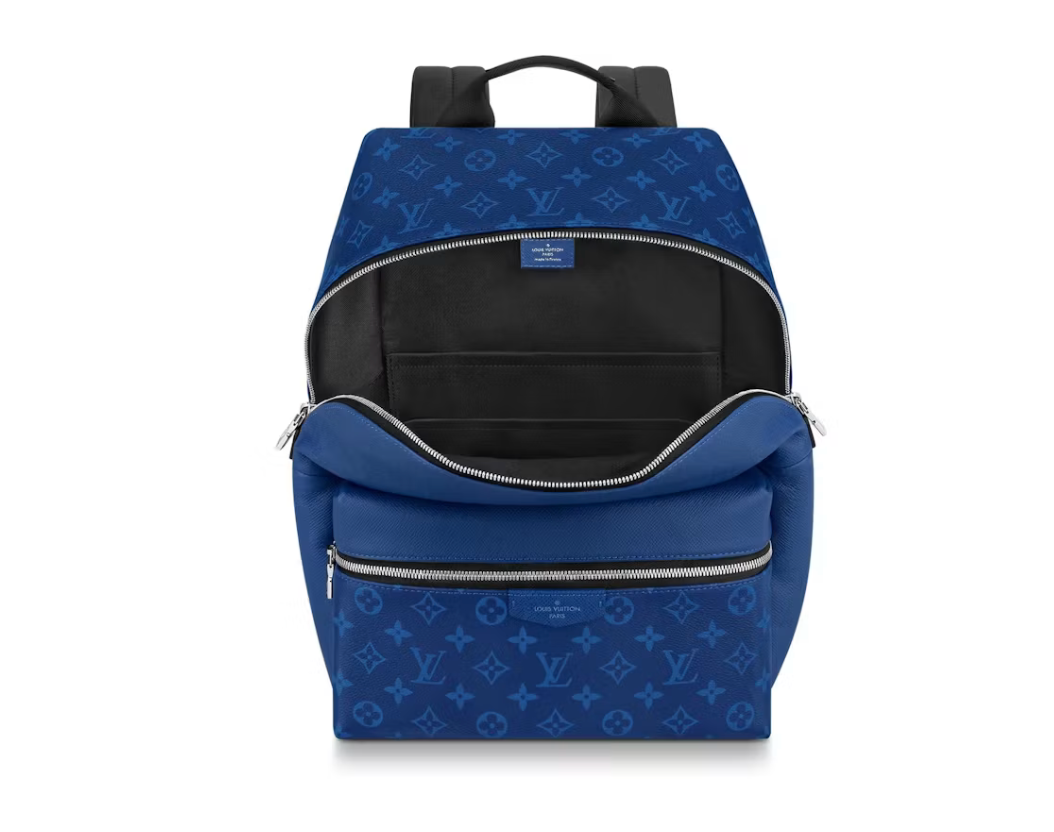 Louis Vuitton Discovery Backpack Monogram Pacific Taiga PM Blue en cuir Taïga bleu et toile Monogram avec finitions métalliques argentées.
