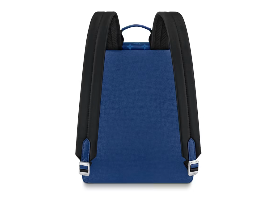 Louis Vuitton Discovery Backpack Monogram Pacific Taiga PM Blue en cuir Taïga bleu et toile Monogram avec finitions métalliques argentées.