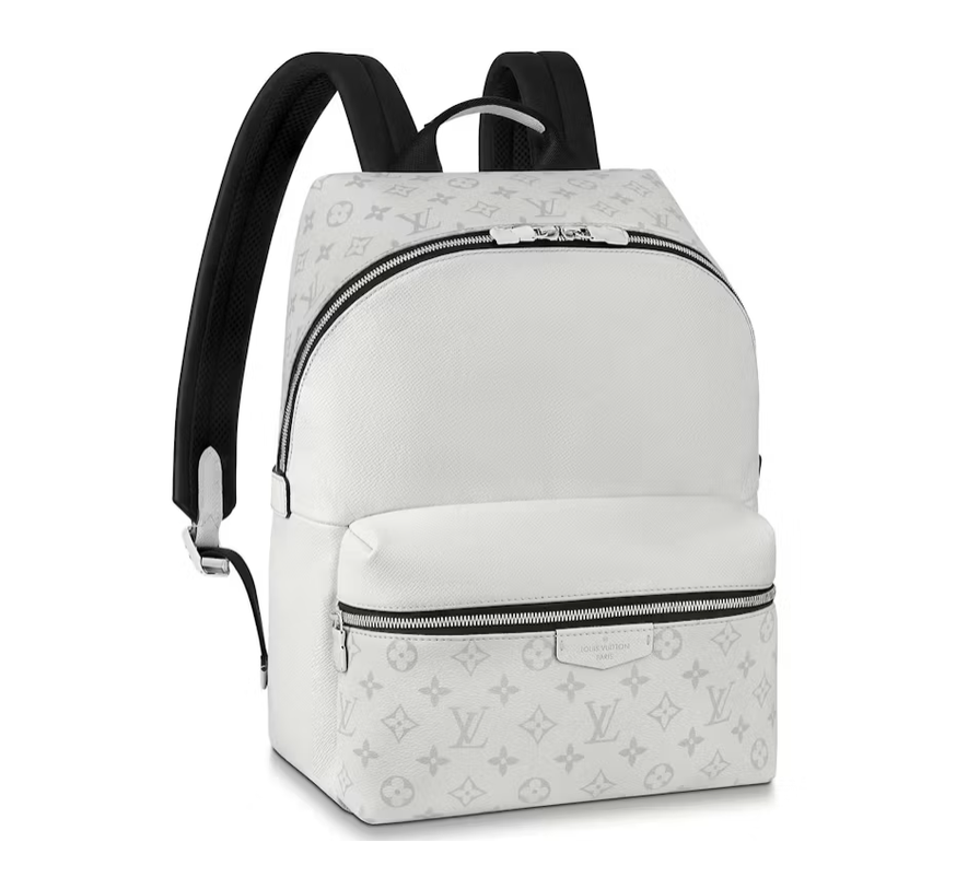 Louis Vuitton Discovery Backpack Optic White en toile Monogram et cuir Taïga blanc avec finitions palladium, poche avant zippée et bretelles réglables.