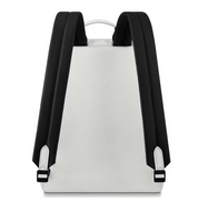 Louis Vuitton Discovery Backpack Optic White en toile Monogram et cuir Taïga blanc avec finitions palladium, poche avant zippée et bretelles réglables.