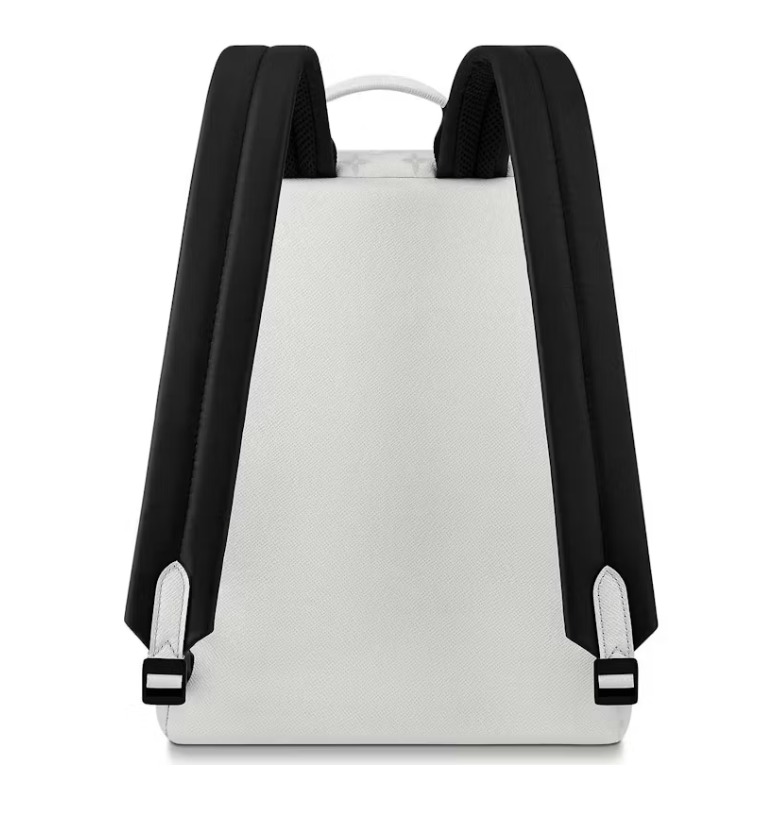 Louis Vuitton Discovery Backpack Optic White en toile Monogram et cuir Taïga blanc avec finitions palladium, poche avant zippée et bretelles réglables.