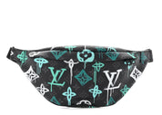 Louis Vuitton Discovery Bumbag LV Graffiti Multicolor en toile enduite avec motif LV graffiti multicolore, cuir de vache et détails noirs.