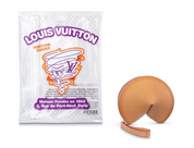 Louis Vuitton Fortune Cookie Brown en cuir de veau brun, sac sculptural en forme de biscuit de fortune avec finitions argentées.