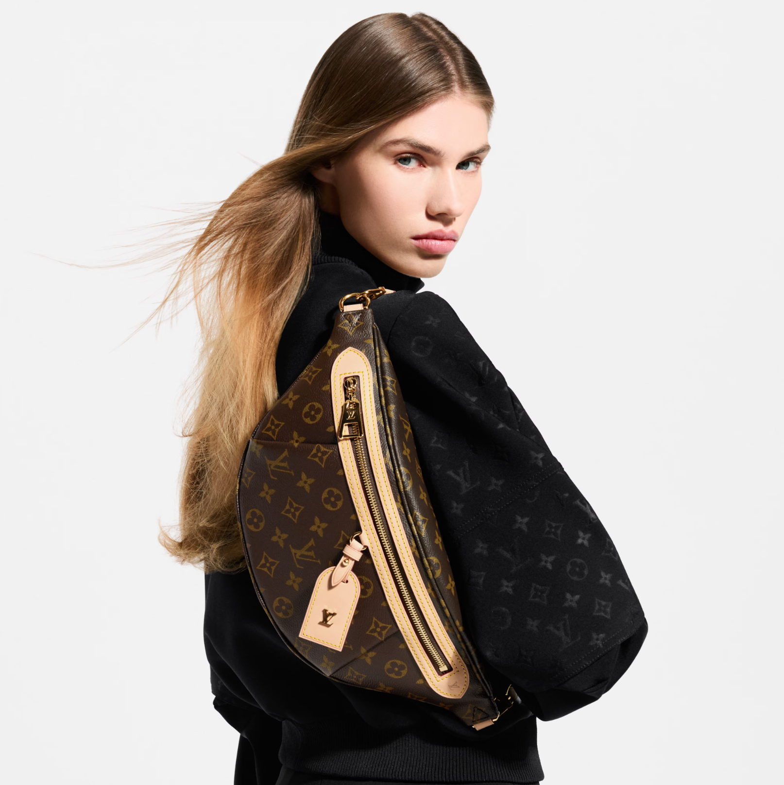 Louis Vuitton High Rise Bumbag Monogram, sac banane en toile Monogram marron avec finitions en cuir naturel et bandoulière textile réglable.