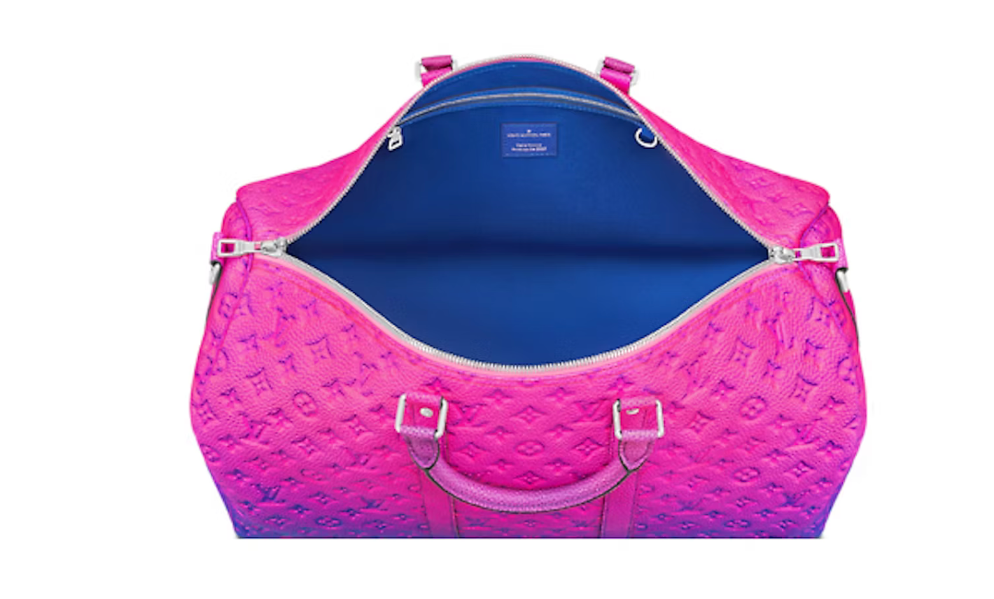 Louis Vuitton Keepall 50B Taurillon Illusion Blue/Pink en cuir Taurillon Monogram embossé avec dégradé bleu et rose, poignées roulées, bandoulière amovible, fermeture zippée et finitions métalliques.