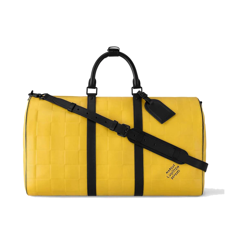 Louis Vuitton Keepall 50 Damier Scuba Yellow en matière technique Damier Scuba jaune avec garnitures en cuir, poignées roulées, bandoulière amovible, fermeture zippée et finitions métalliques.