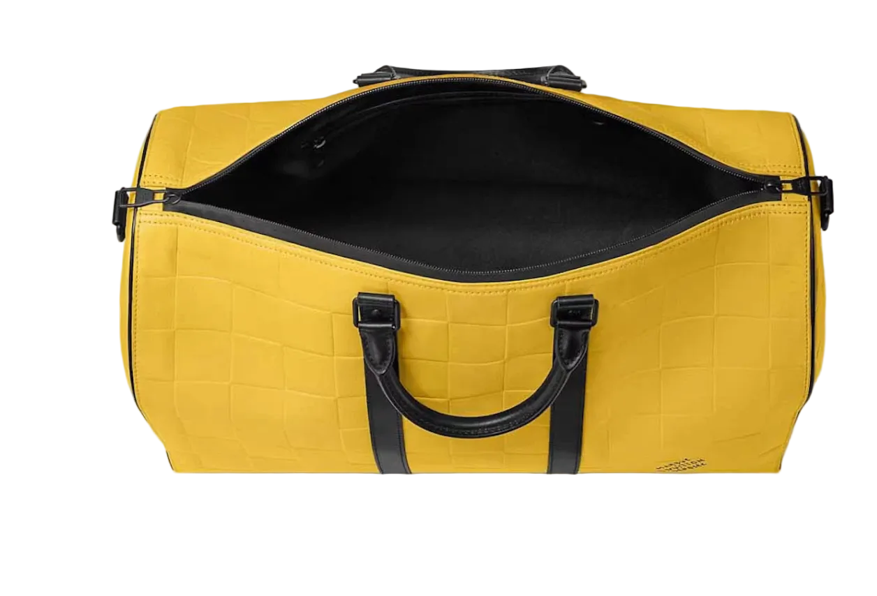 Louis Vuitton Keepall 50 Damier Scuba Yellow en matière technique Damier Scuba jaune avec garnitures en cuir, poignées roulées, bandoulière amovible, fermeture zippée et finitions métalliques.