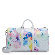 Louis Vuitton Keepall 50 Monogram Watercolor en toile Monogram effet aquarelle avec garnitures en cuir naturel, poignées roulées, bandoulière amovible, fermeture zippée et finitions métalliques.