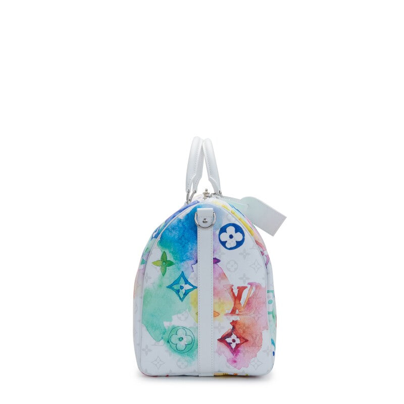 Louis Vuitton Keepall 50 Monogram Watercolor en toile Monogram effet aquarelle avec garnitures en cuir naturel, poignées roulées, bandoulière amovible, fermeture zippée et finitions métalliques.