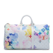 Louis Vuitton Keepall 50 Monogram Watercolor en toile Monogram effet aquarelle avec garnitures en cuir naturel, poignées roulées, bandoulière amovible, fermeture zippée et finitions métalliques.