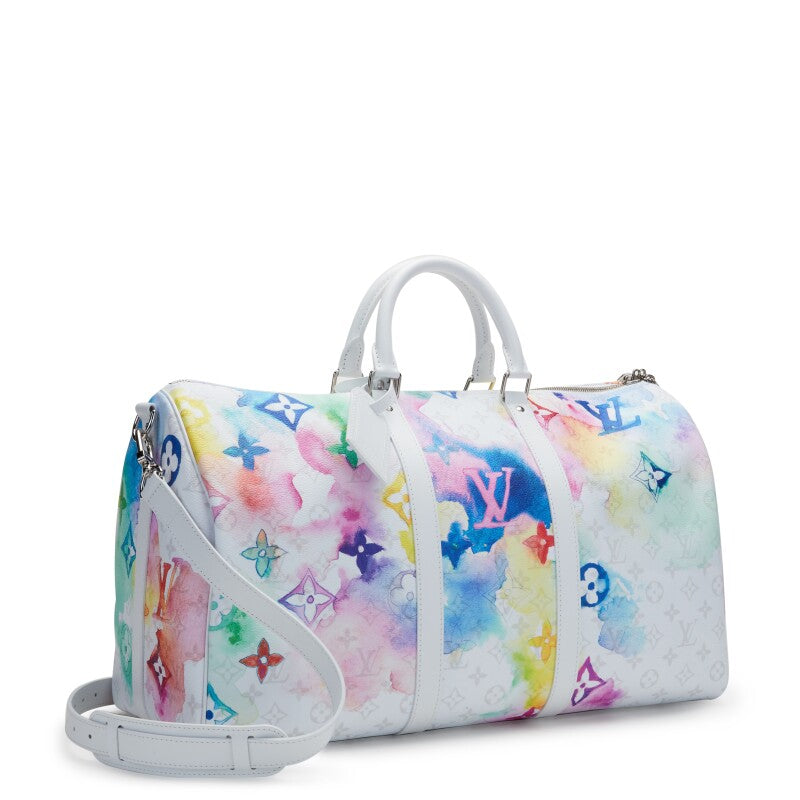 Louis Vuitton Keepall 50 Monogram Watercolor en toile Monogram effet aquarelle avec garnitures en cuir naturel, poignées roulées, bandoulière amovible, fermeture zippée et finitions métalliques.