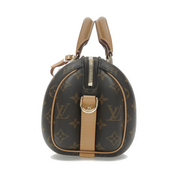 Louis Vuitton Keepall Bandoulière 25, sac compact de luxe avec poignées roulées, bandoulière réglable et amovible, fermeture zippée et silhouette emblématique de la collection Keepall.