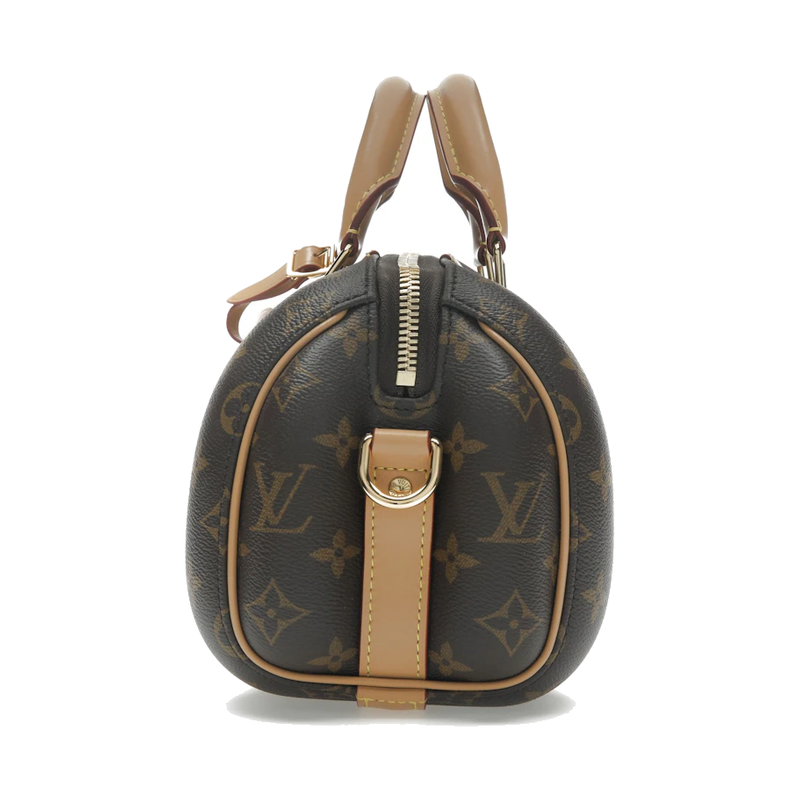 Louis Vuitton Keepall Bandoulière 25, sac compact de luxe avec poignées roulées, bandoulière réglable et amovible, fermeture zippée et silhouette emblématique de la collection Keepall.