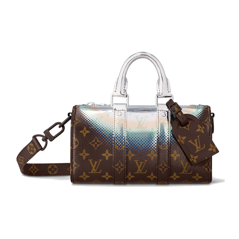 Louis Vuitton Keepall Bandoulière 25 Metallic en cuir Monogram à finition métallisée avec poignées roulées, bandoulière réglable et amovible, fermeture zippée à double curseur et finitions métalliques.