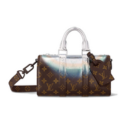 Louis Vuitton Keepall Bandoulière 25 Metallic en cuir Monogram à finition métallisée avec poignées roulées, bandoulière réglable et amovible, fermeture zippée à double curseur et finitions métalliques.
