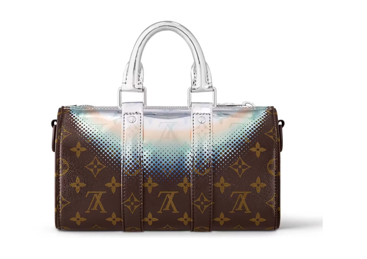 Louis Vuitton Keepall Bandoulière 25 Metallic en cuir Monogram à finition métallisée avec poignées roulées, bandoulière réglable et amovible, fermeture zippée à double curseur et finitions métalliques.