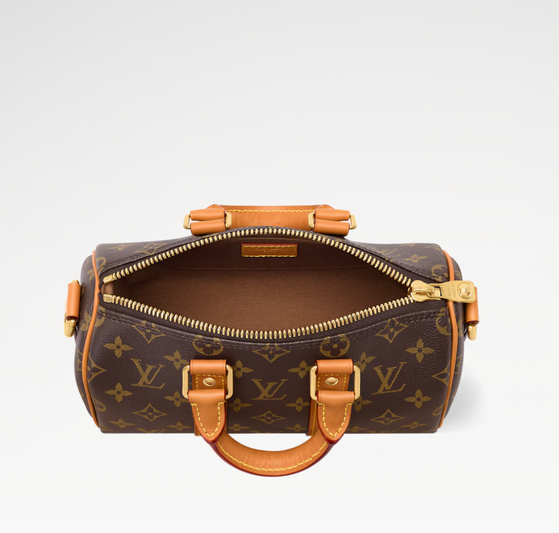 Louis Vuitton Keepall Bandoulière 25 Monogram en toile Monogram avec garnitures en cuir naturel, poignées roulées, bandoulière réglable et amovible, fermeture zippée à double curseur et finitions métalliques.