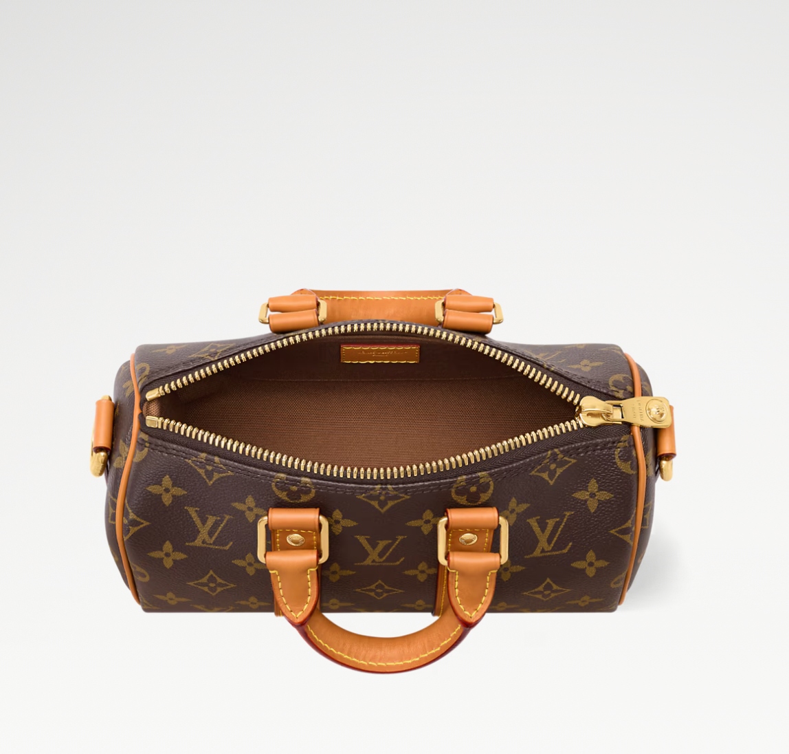 Louis Vuitton Keepall Bandoulière 25 Monogram en toile Monogram avec garnitures en cuir naturel, poignées roulées, bandoulière réglable et amovible, fermeture zippée à double curseur et finitions métalliques.