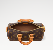 Louis Vuitton Keepall Bandoulière 25 Monogram en toile Monogram avec garnitures en cuir naturel, poignées roulées, bandoulière réglable et amovible, fermeture zippée à double curseur et finitions métalliques.