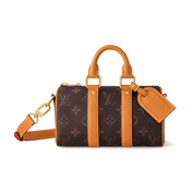 Louis Vuitton Keepall Bandoulière 25 Monogram en toile Monogram avec garnitures en cuir naturel, poignées roulées, bandoulière réglable et amovible, fermeture zippée à double curseur et finitions métalliques.