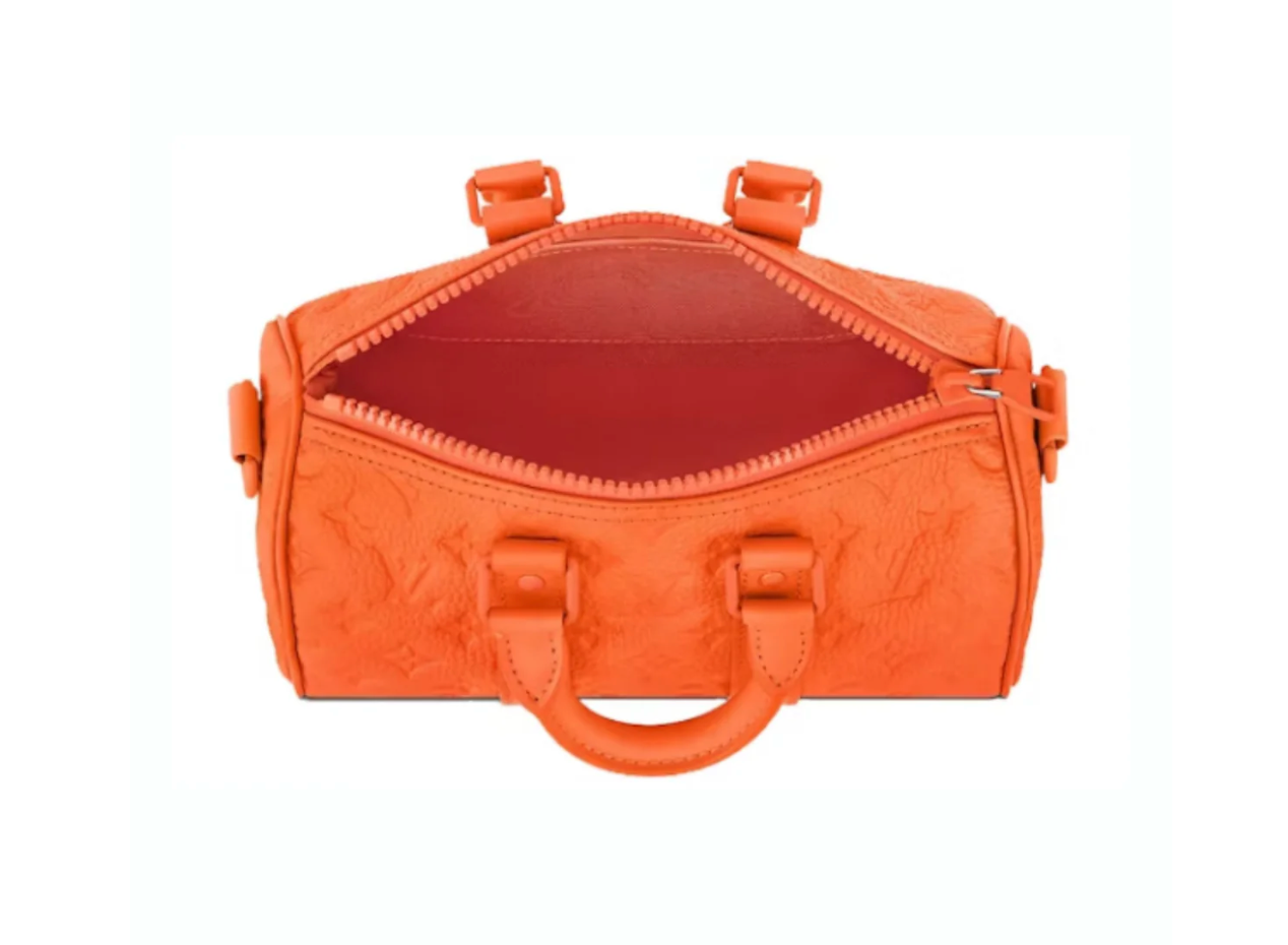 Louis Vuitton Keepall Bandoulière 25 Monogram Embossed Orange en cuir de veau grainé embossé Monogram orange avec poignées roulées, bandoulière amovible, fermeture zippée et finitions métalliques.