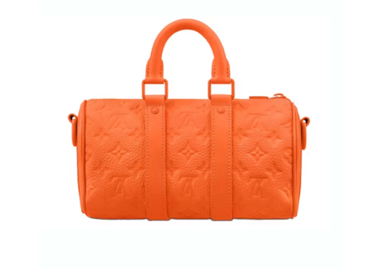 Louis Vuitton Keepall Bandoulière 25 Monogram Embossed Orange en cuir de veau grainé embossé Monogram orange avec poignées roulées, bandoulière amovible, fermeture zippée et finitions métalliques.