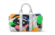 Louis Vuitton Keepall Bandoulière 25 Multicolor avec design multicolore, poignées roulées, bandoulière réglable et amovible, fermeture zippée à double curseur et finitions métalliques.