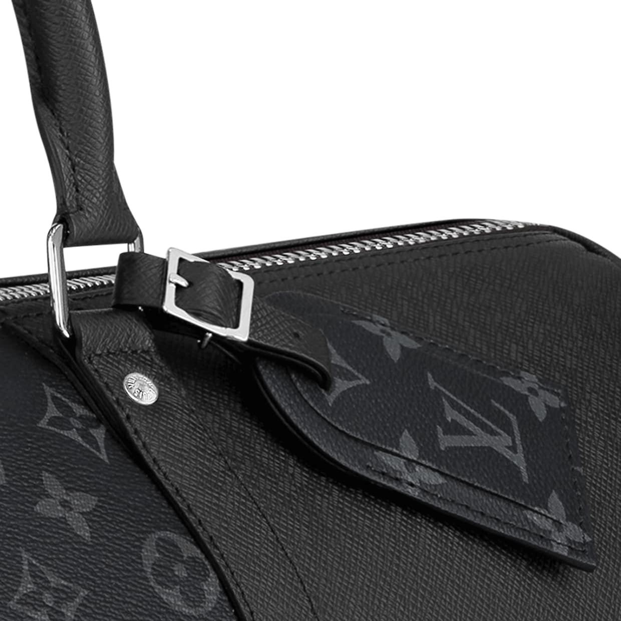 Louis Vuitton Keepall Bandoulière 50 Black en cuir de veau embossé Monogram noir avec poignées roulées, bandoulière amovible, fermeture zippée à double curseur et finitions métalliques.