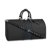 Louis Vuitton Keepall Bandoulière 50 Black en cuir de veau embossé Monogram noir avec poignées roulées, bandoulière amovible, fermeture zippée à double curseur et finitions métalliques.