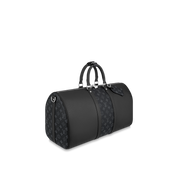 Louis Vuitton Keepall Bandoulière 50 Black en cuir de veau embossé Monogram noir avec poignées roulées, bandoulière amovible, fermeture zippée à double curseur et finitions métalliques.